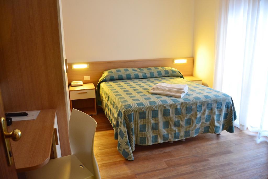 Hotel Midi Лидо ди Йезоло Екстериор снимка