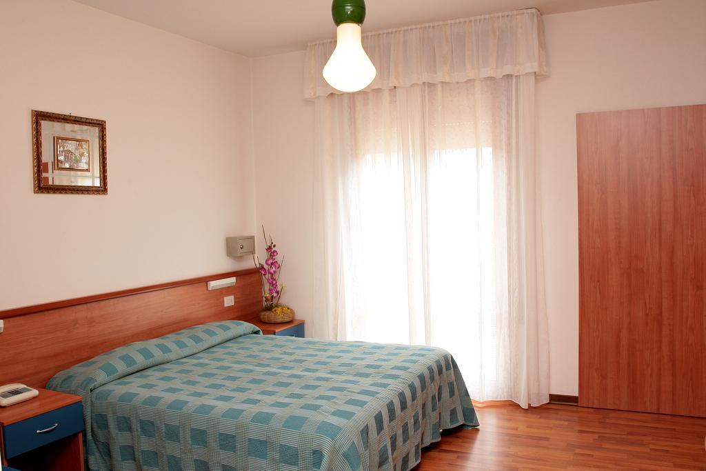 Hotel Midi Лидо ди Йезоло Екстериор снимка